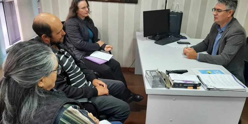 Julio Küller recebeu, no gabinete, representantes da Associação dos Produtores Hortifrutigranjeiros de Ponta Grossa