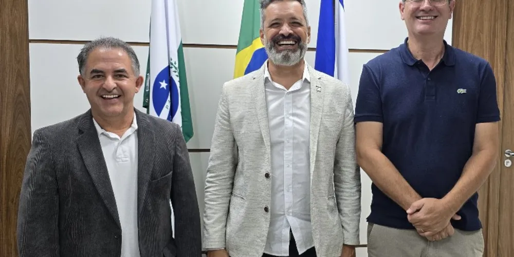 Superintendente da Câmara, Dirlei Cordeiro, o vice-prefeito de Ponta Grossa, Moisés Faria e o presidente do Legislativo, Julio Küller, se reuniram nesta terça-feira (22)