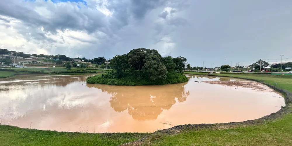 Areia e detritos no fundo do lago deixam sua coloração turva, além de afetar nível do corpo de água