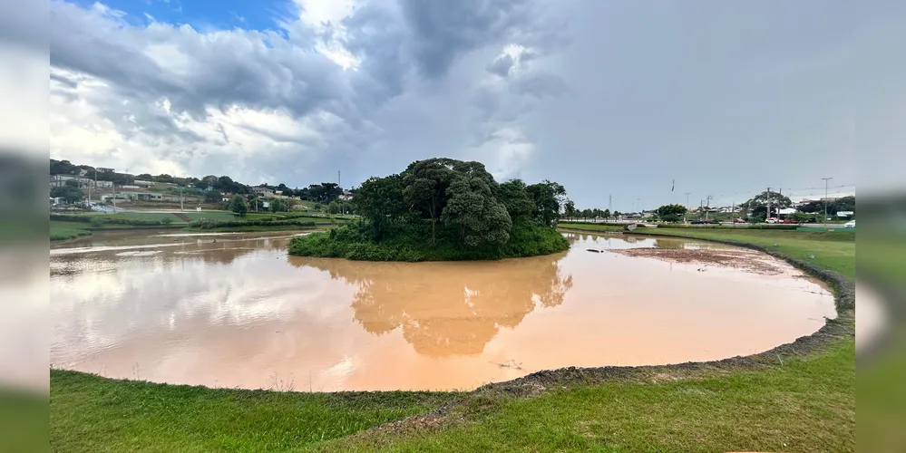 Areia e detritos no fundo do lago deixam sua coloração turva, além de afetar nível do corpo de água