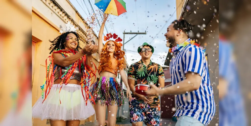 Regatas bordadas com paetês, saias com pedrarias e tecidos versáteis que podem ser transformados em top ou saia, são ótimas opções para o carnaval