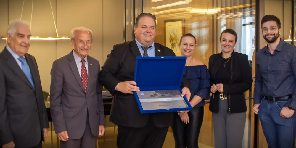 José Carlos Loureiro Neto, no centro da imagem, é o presidente do Sindilojas de Ponta Grossa