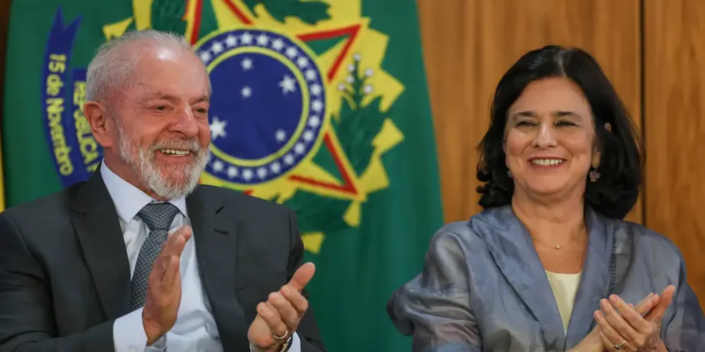 O presidente Lula e a  e a ministra da Saúde, Nísia Trindade, juntos