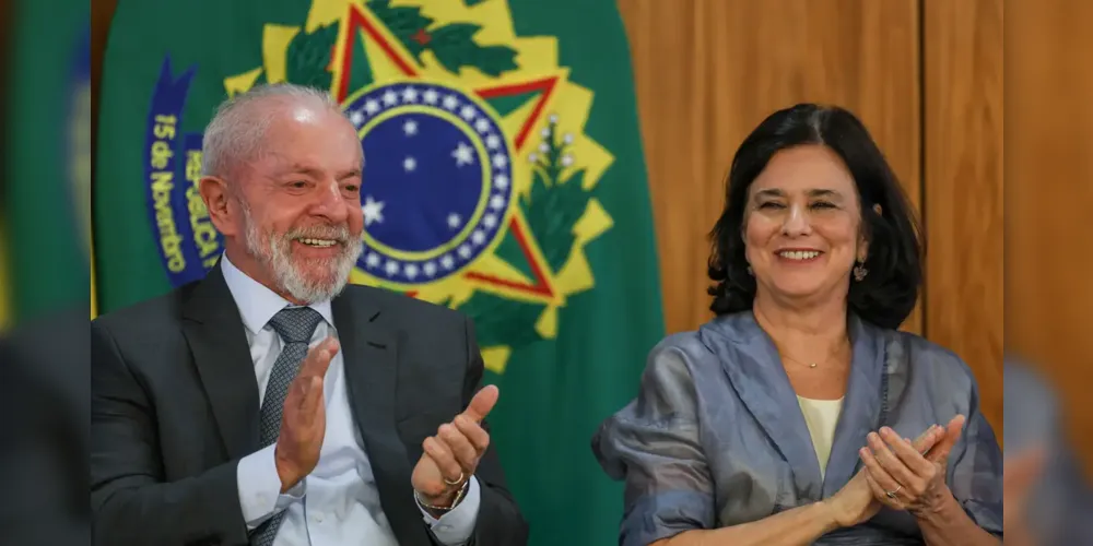 O presidente Lula e a  e a ministra da Saúde, Nísia Trindade, juntos