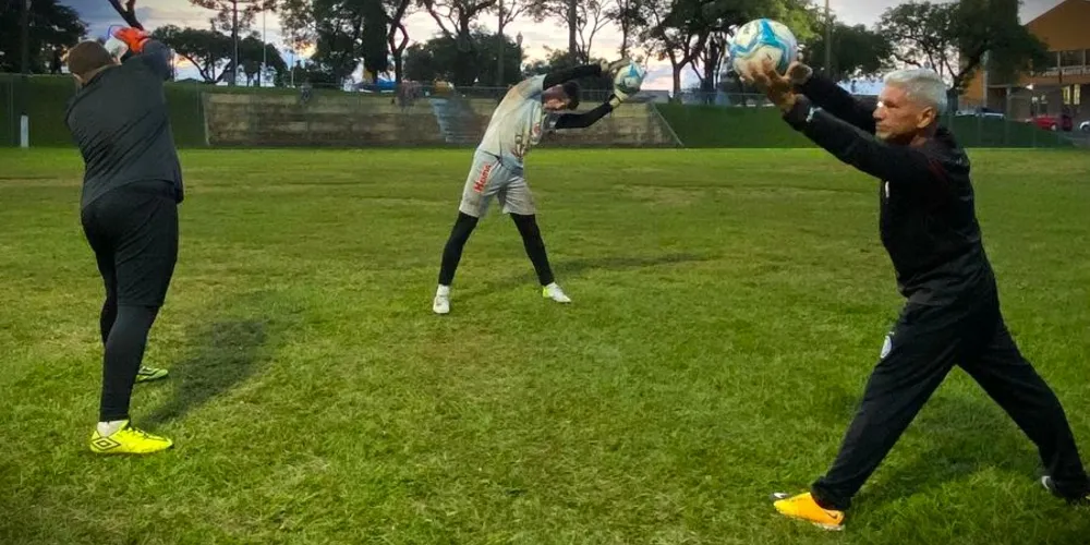 À direita o ex-atleta do Fantasma durante aulas