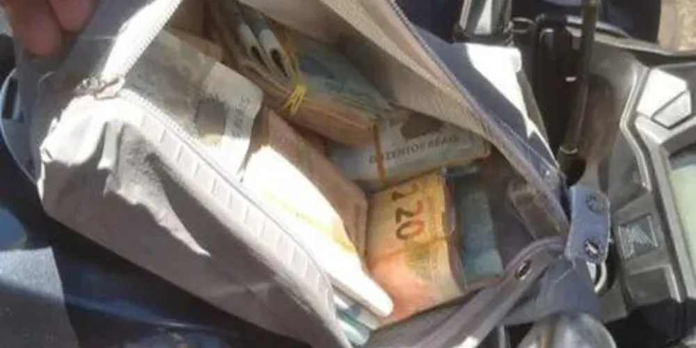 No malote havia R$ 28 mil em espécie e mais R$ 9 mil em cheques