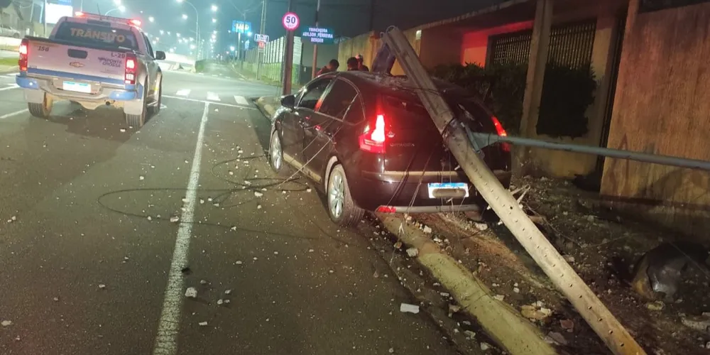 Impacto deixou o motorista e o passageiro feridos