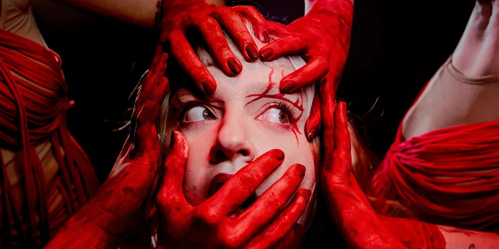 A artista deseja que as pessoas tenham uma sensação de estranhamento ao assistir o clipe, mas ao fim, que se identifiquem. O videoclipe está disponível no YouTube