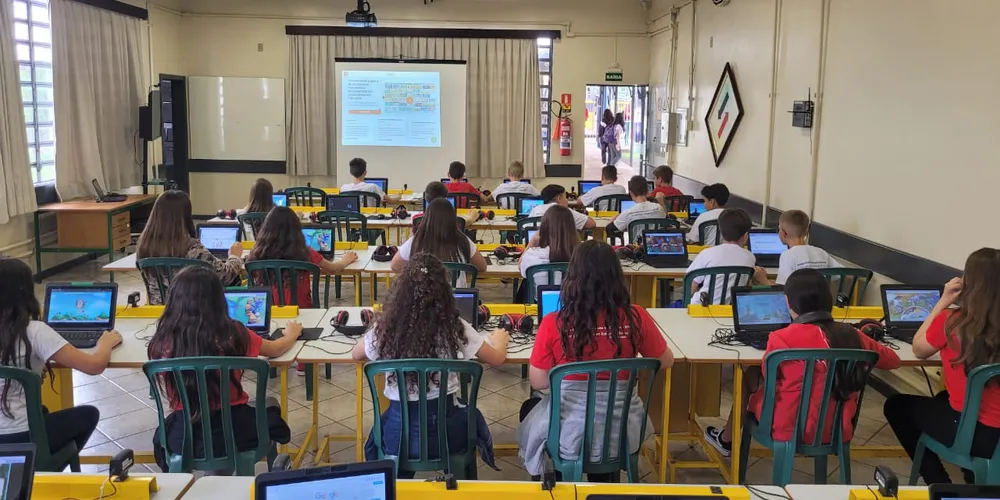 Na imagem, é possível ver jovens estudando em sala de aula