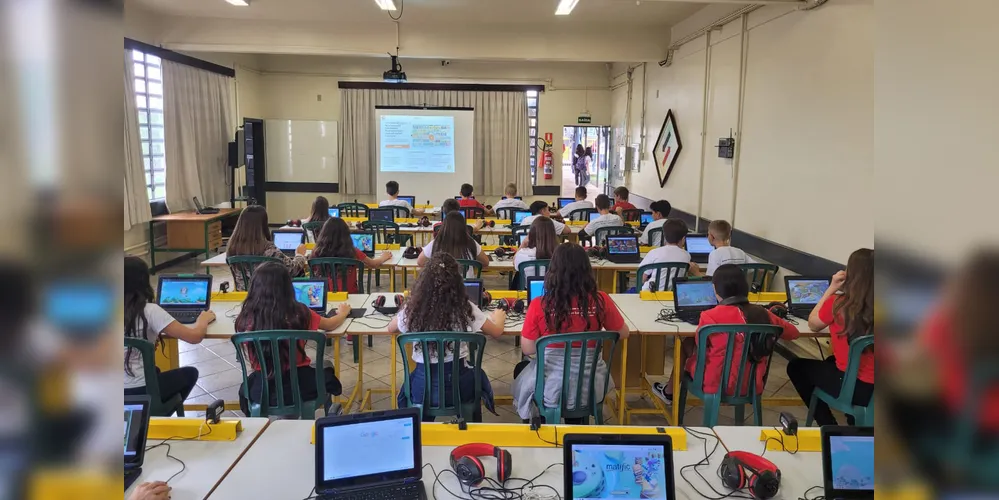 Na imagem, é possível ver jovens estudando em sala de aula