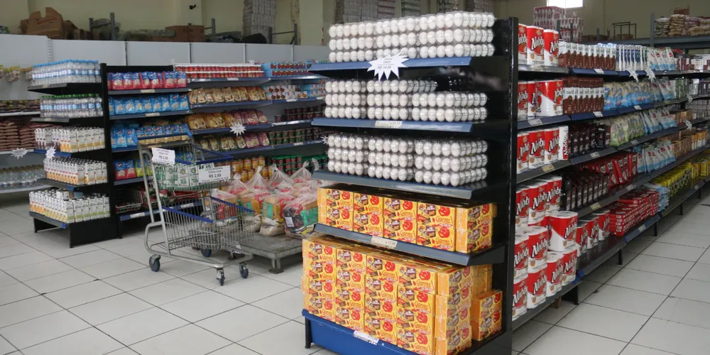 Administração municipal facilita o acesso das famílias a produtos básicos.