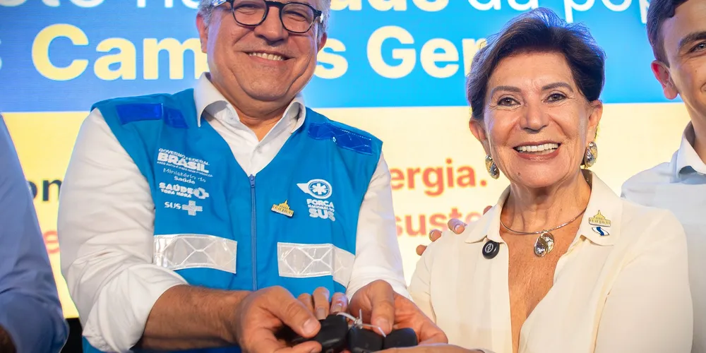 Alexandre Padilha e Elizabeth Schmidt durante a entrega das ambulâncias