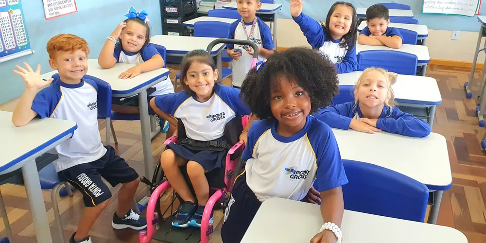 Crianças das escolas públicas municipais de Ponta Grossa contam com kits de uniformes escolares
