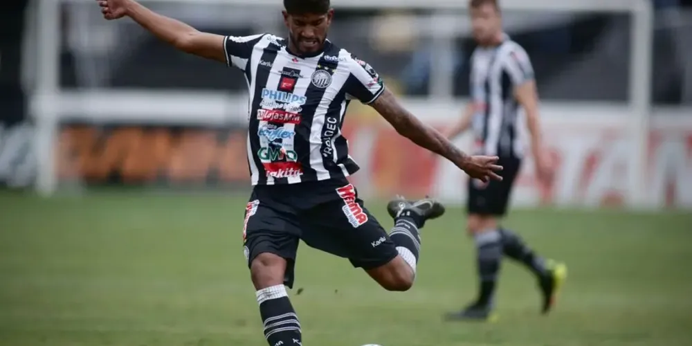 Índio em campo com o Fantasma pela Série B