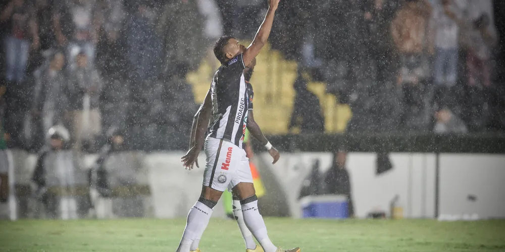 Vinícius Mingotti apontando para o céu