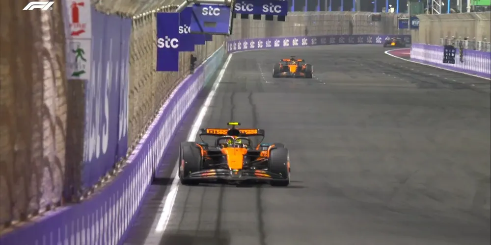 Piastri freia para fazer a curva 1 do autódromo de Jedá, na Arábia Saudita