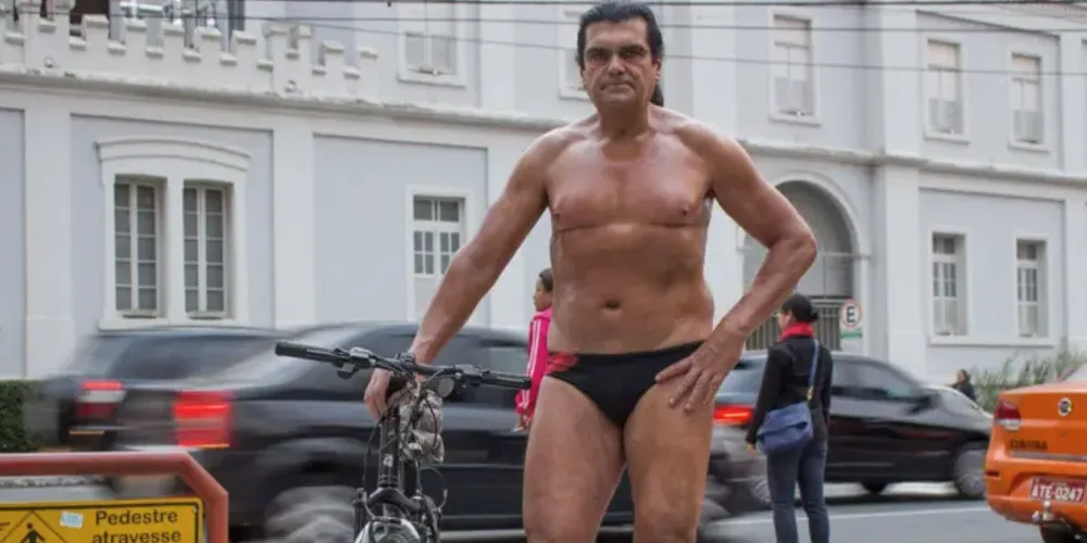 Oil Man era famoso por andar com uma bicicleta de sunga, com o corpo revestido de óleo