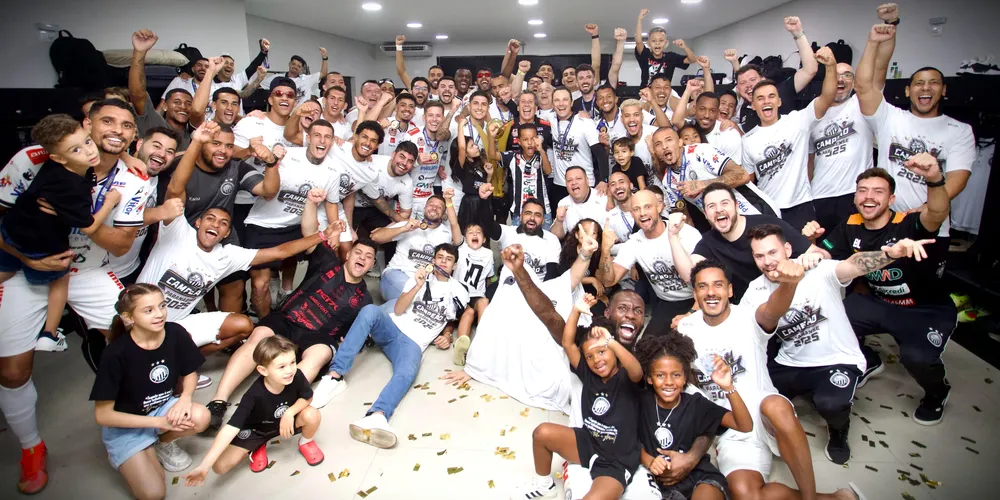 Atletas após a conquista do 'Paranaense de 2025'