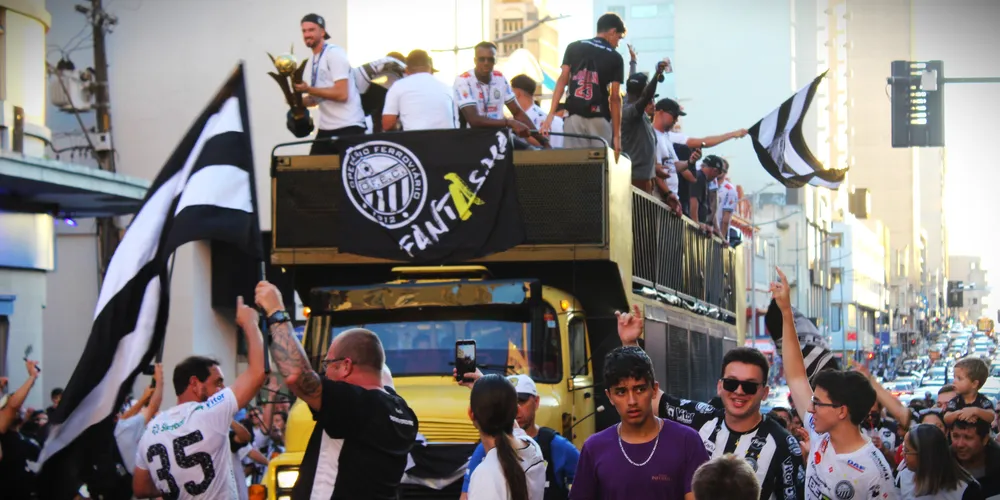 Ápice da celebração aconteceu na avenida Vicente Machado, no Centro de Ponta Grossa
