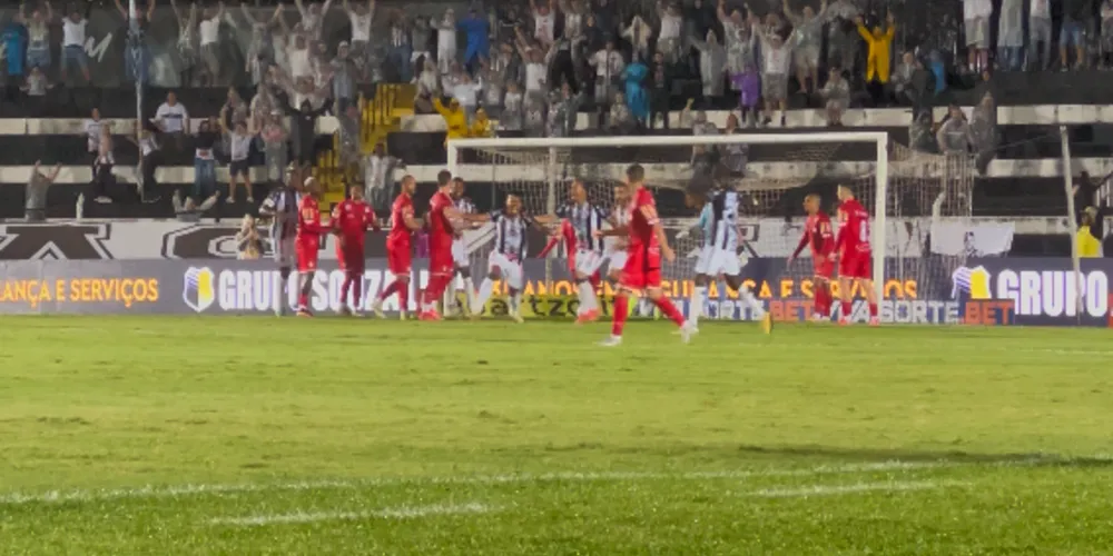 Gol foi marcado após cobrança de escanteio, logo no início do jogo