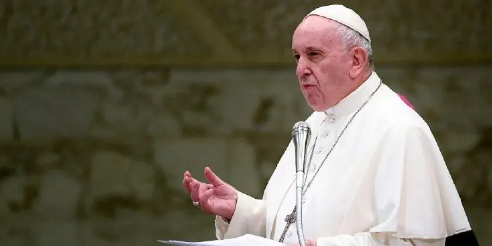 Santa Sé informou que Francisco responde bem ao tratamento