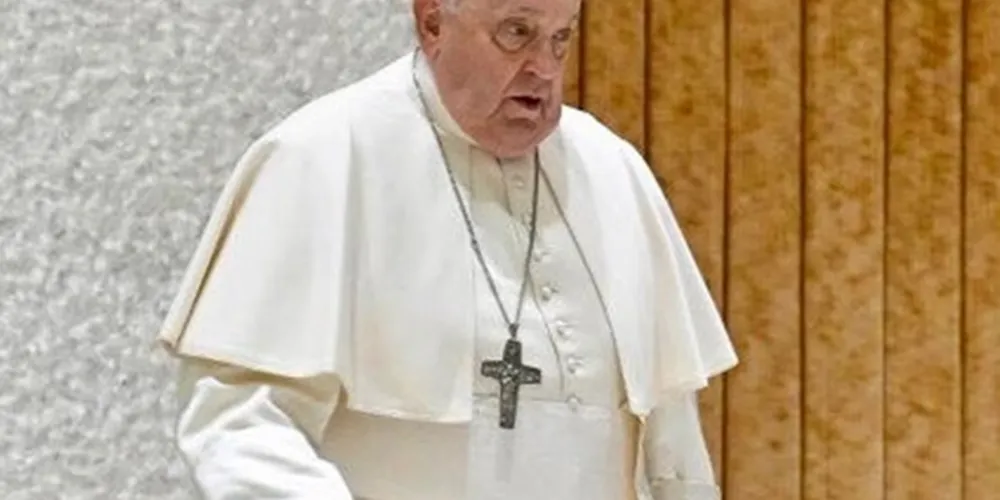 O papa segue internado