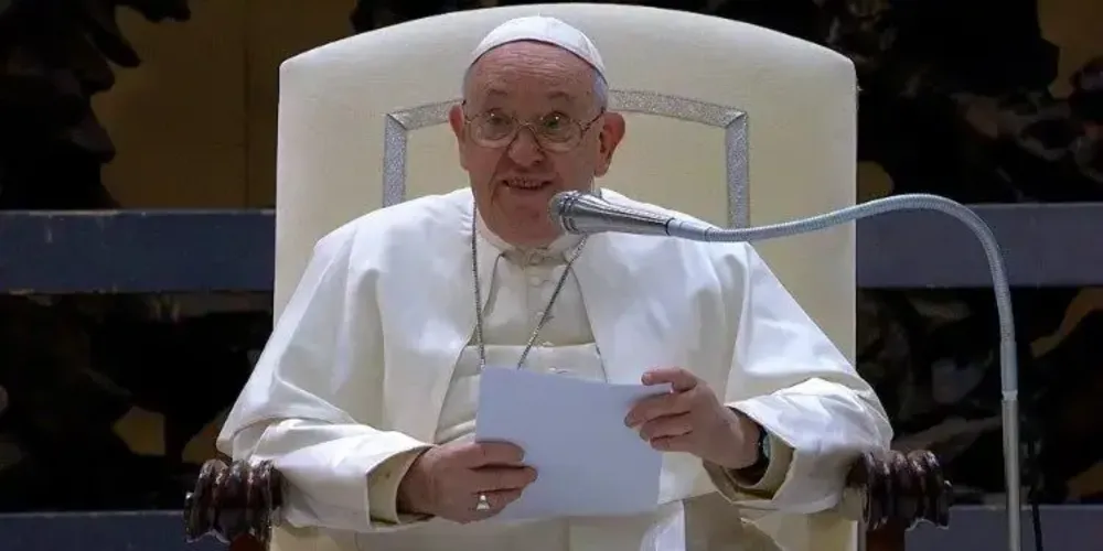 Papa Francisco continua o tratamento com remédios e fisioterapias