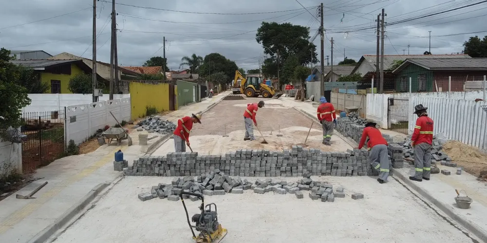 Algumas vias recebem pavimentação com paver