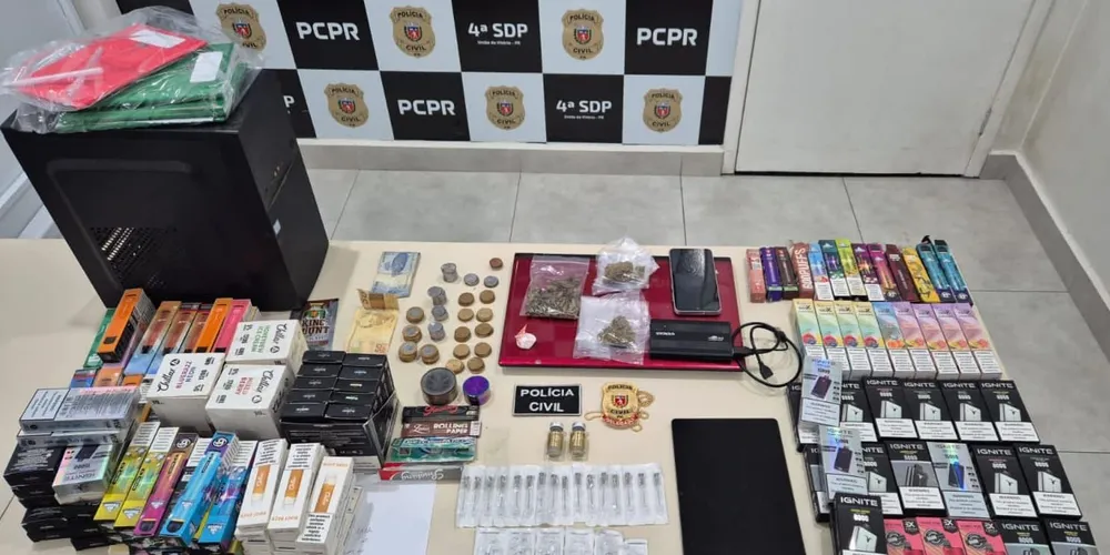 Foi apreendido maconha, cocaína, anabolizantes, agulhas, seringas, dinheiro em espécie e aparelhos eletrônicos