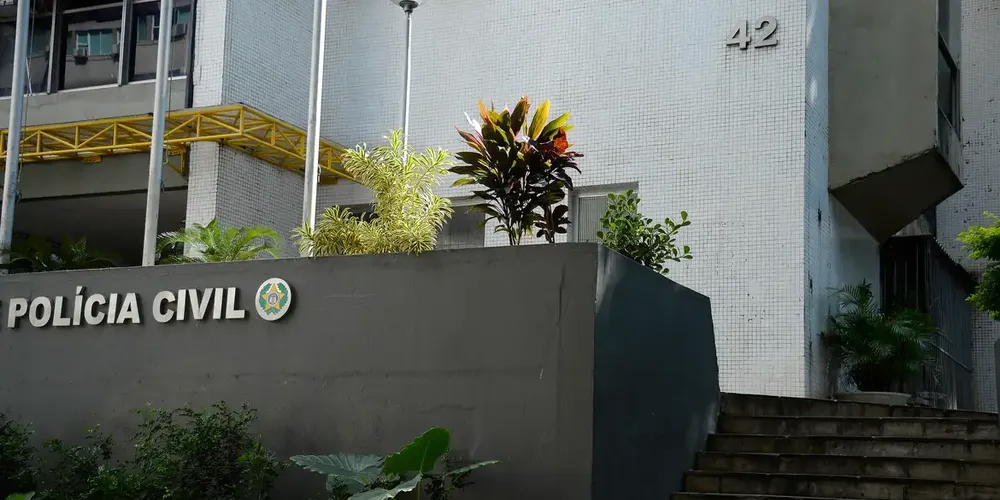 Conforme a Polícia Civil, os três homens presos são jovens, integravam o “núcleo da organização que pretendia assassinar um morador de rua de forma brutal”