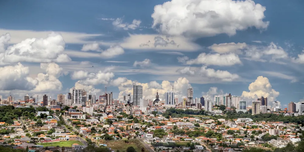 Sol deve brilhar com mais força durante a tarde na cidade