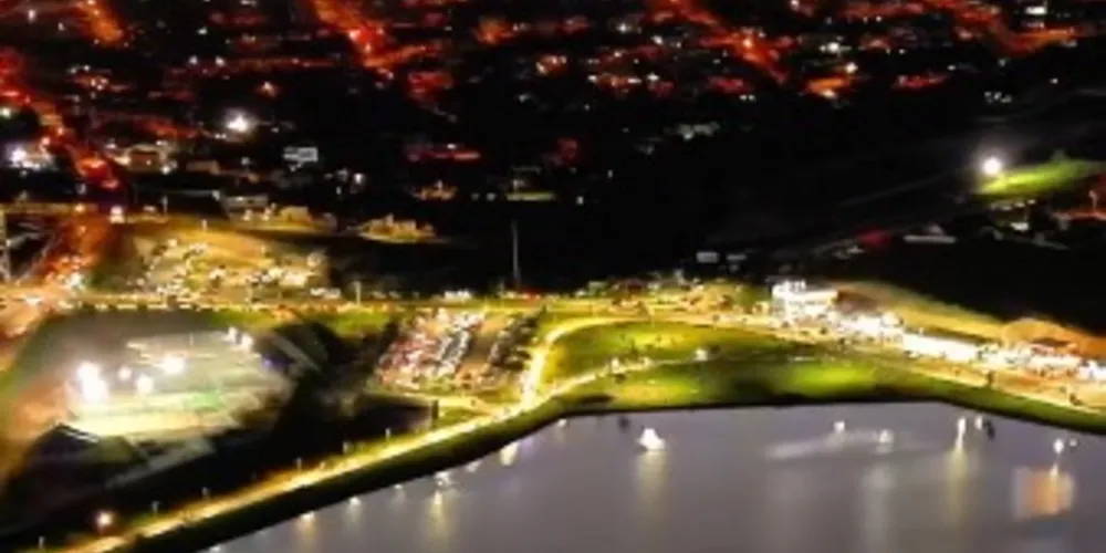 Lago de Olarias aparece em destaque e prédios contrastam com o pôr do sol