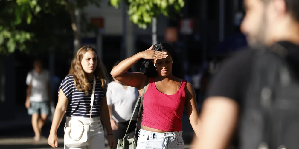 Hidratação constante e uso de protetor solar ajudam no alívio e proteção contra o calor