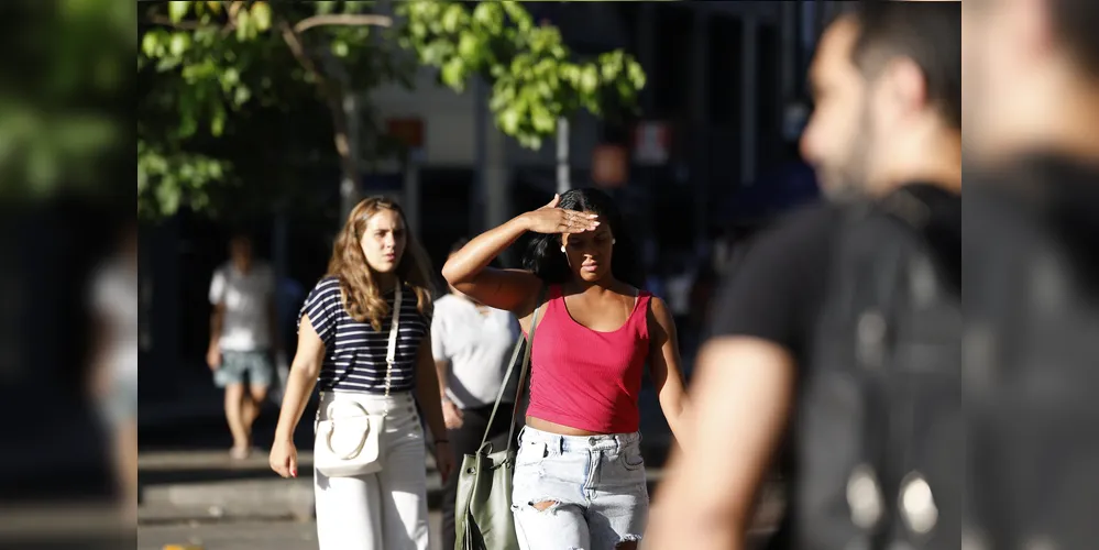 Hidratação constante e uso de protetor solar ajudam no alívio e proteção contra o calor