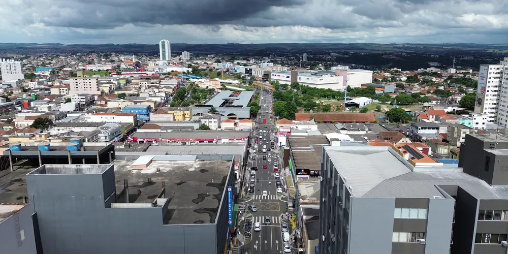 Cobertura de nuvens deve se afastar da cidade no fim do dia