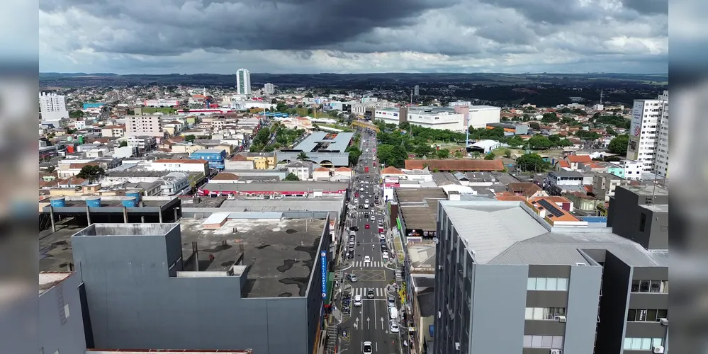 Cobertura de nuvens deve se afastar da cidade no fim do dia