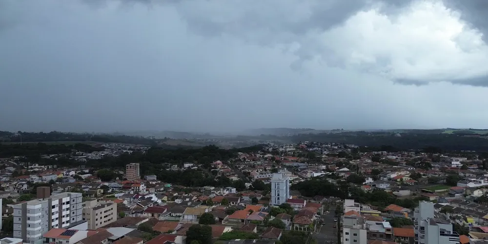 A segunda-feira (16) em Ponta Grossa e região dos Campos Gerais tem risco moderado para chuvas pontualmente intensas