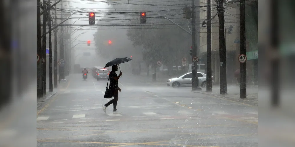 Frente fria contribui para mudança no tempo