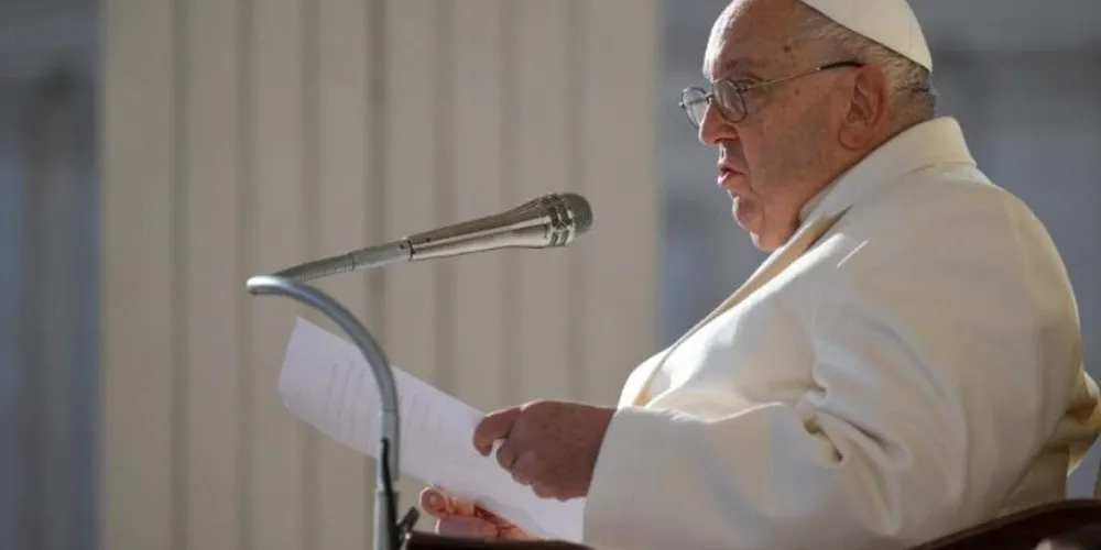 O papa estava internado  a mais de um mês com pneumonia bilateral