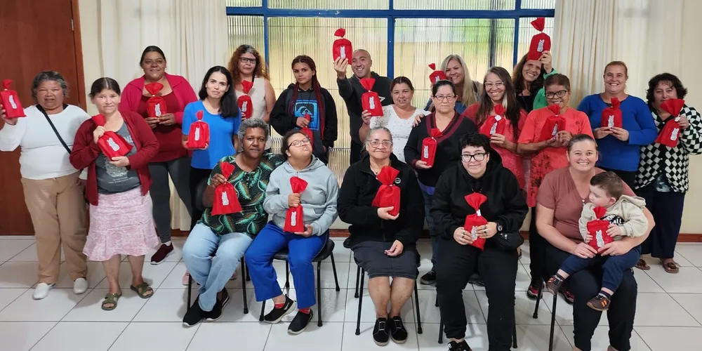 Famílias do CRAS com seus ovos de páscoa