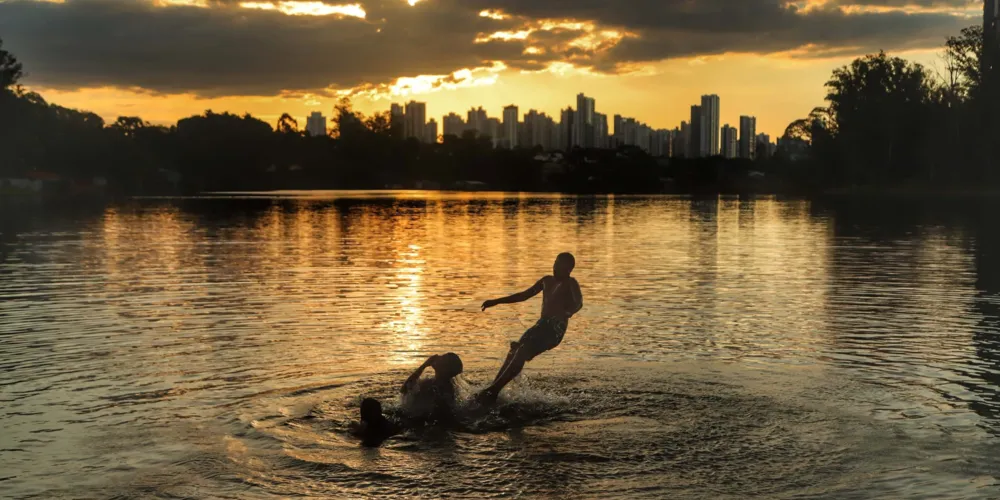 Pessoas brincando no Por do Sol