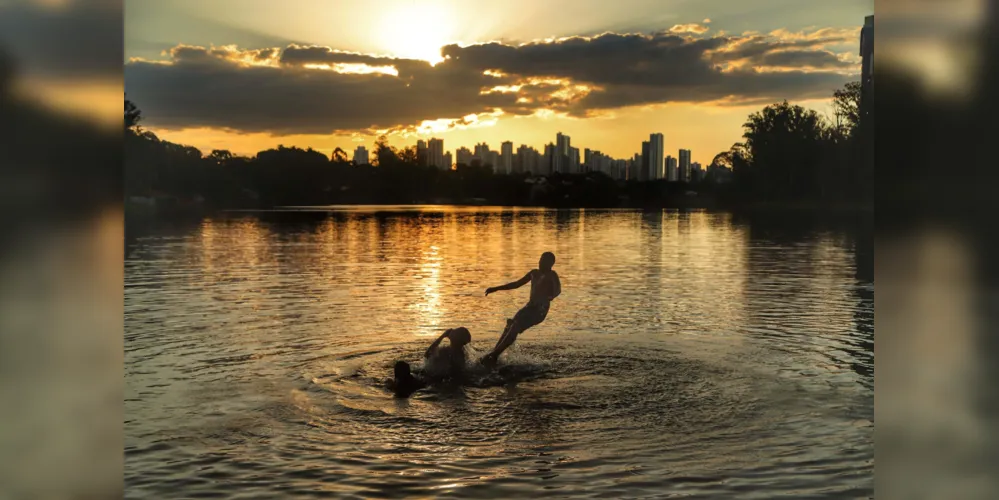 Pessoas brincando no Por do Sol