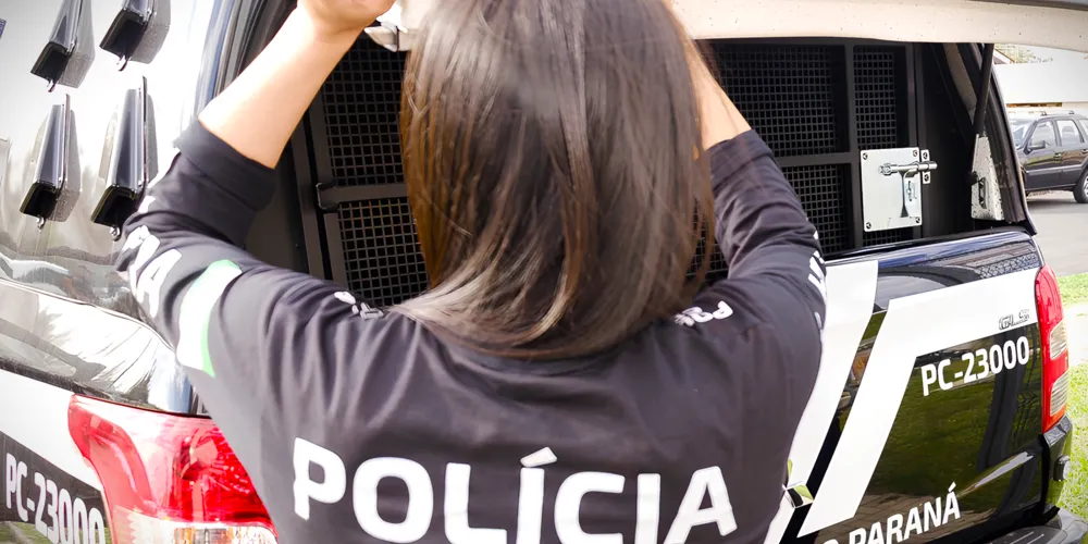 Agentes de segurança buscam o outro suspeito do crime