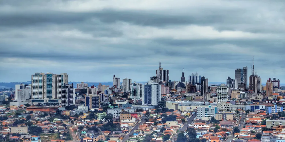 Nuvens devem predominar ao longo do dia