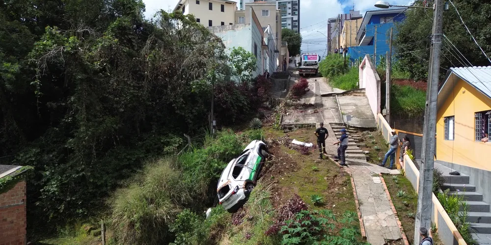 Carro foi retirado nesta segunda-feira (14)