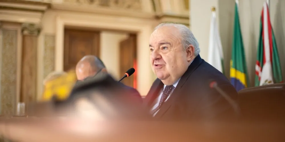 Político também é escritor e organizador de obras