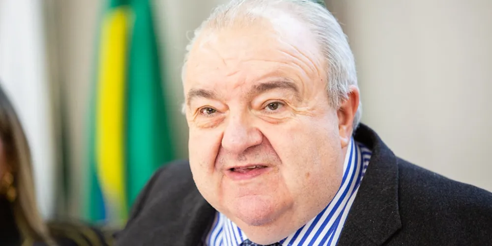 Política também possui carreira na literatura