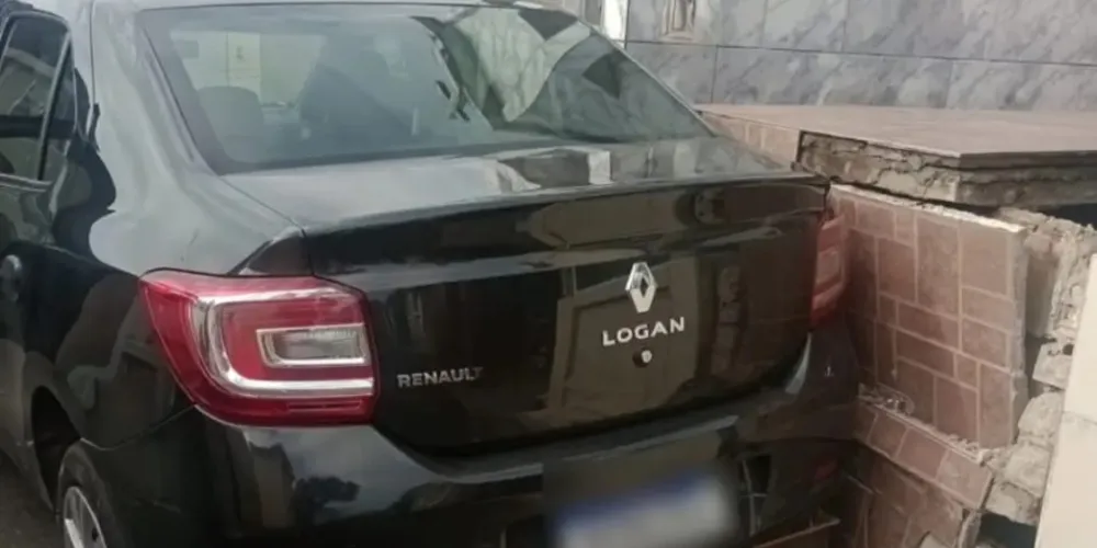 Carro bateu em túmulos do cemitério do Boqueirão, em Curitiba