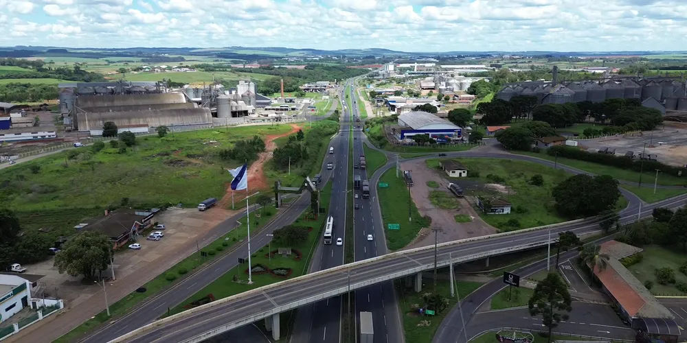 Trecho urbano da BR-376, região do Cará-Cará