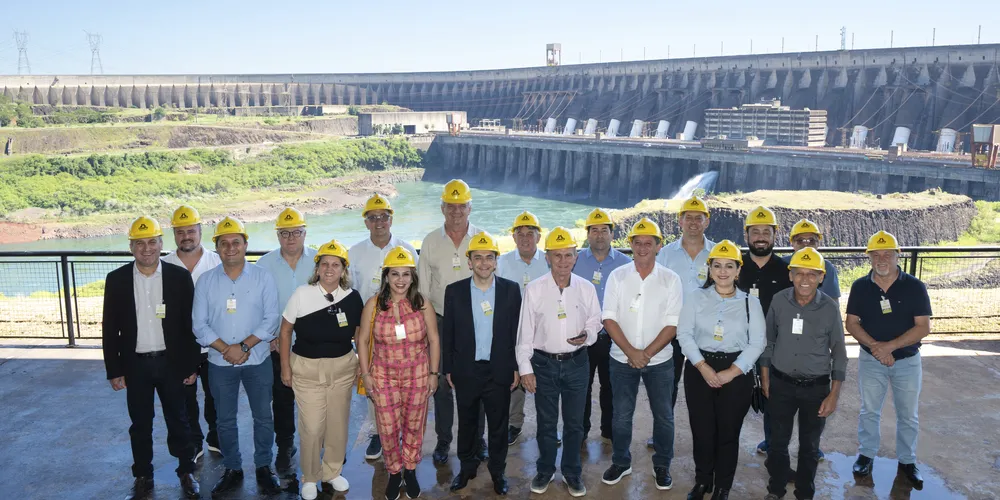 Ao todo, 13 prefeitos dos Campos Gerais estiveram presentes.